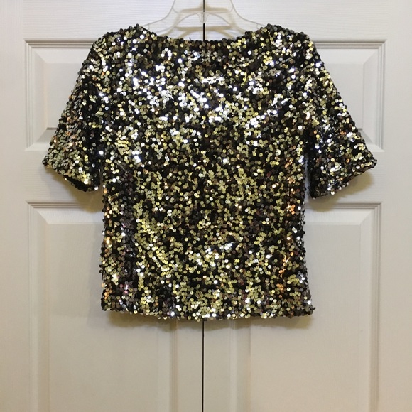 🆕BRAND NEW-SILVER SEQUINED TOP YOU WILL LOVE. - Picture 2 of 5
